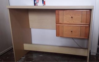 Escritorio de pino con cajones