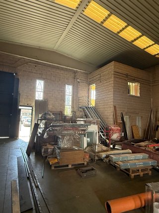 Nave Industrial de 320 m2 con oficina y Baños.