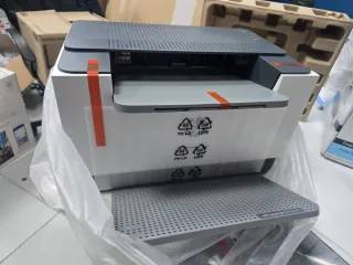 Impresora HP LaserJet M207dw y altavoz