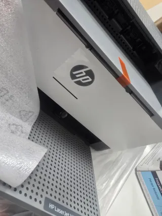 Impresora HP LaserJet M207dw y altavoz