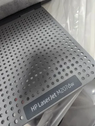 Impresora HP LaserJet M207dw y altavoz