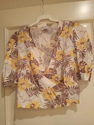 Blusa floral cruzada