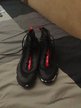 Botas de boxeo negras y rojas