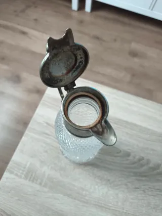 Jarra antigua de cristal y metal