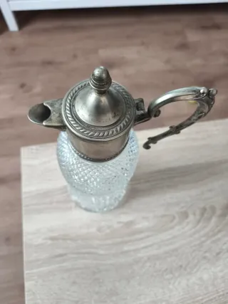 Jarra antigua de cristal y metal