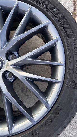 Una Llanta 17” Seat Leon Fr