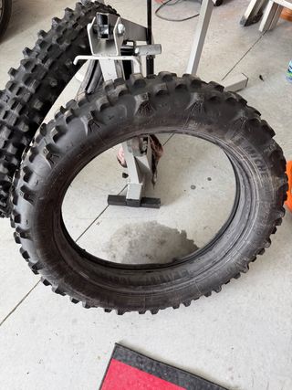 Neumáticos Michelin Enduro + Mousse