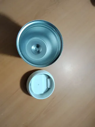 Termo de café blanco y plateado