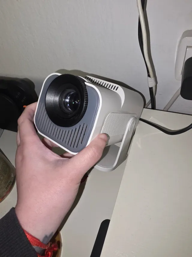 Proyector compacto gris y blanco