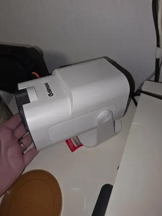 Proyector compacto gris y blanco