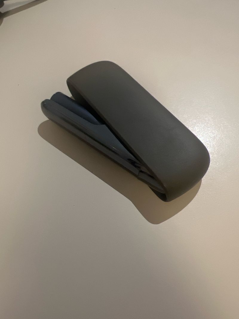 Cargador gris verdoso