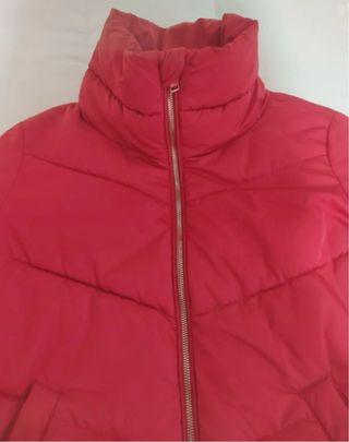 Abrigo rojo acolchado
