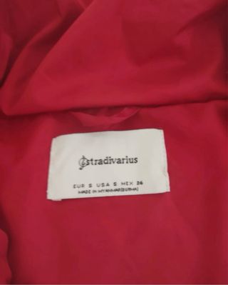 Abrigo rojo acolchado