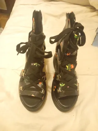 Sandalias de cuña con estampado floral