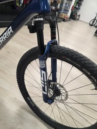 Berria Mako Flight Attendant