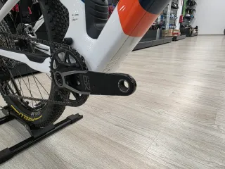 Berria Mako Flight Attendant