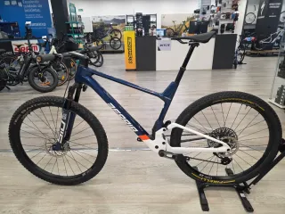 Berria Mako Flight Attendant