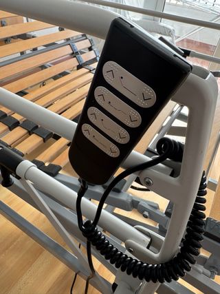 Cama hospital articulada con ruedas