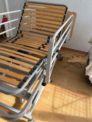Cama hospital articulada con ruedas