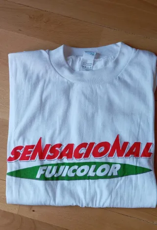 Camiseta blanca manga corta Sensacional Fujicolor.
