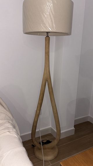 Lámpara de pie de madera sin estrenar