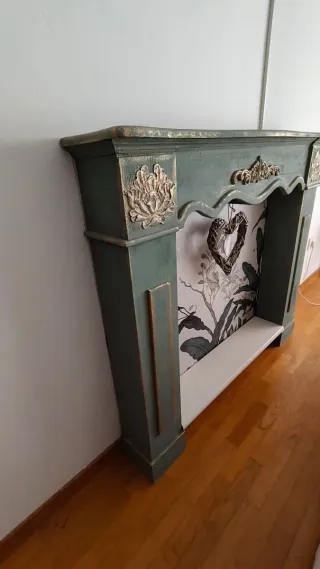 Mueble efecto chimenea verde y dorado