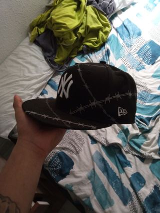 Gorra New Era NY Negra con Alambre