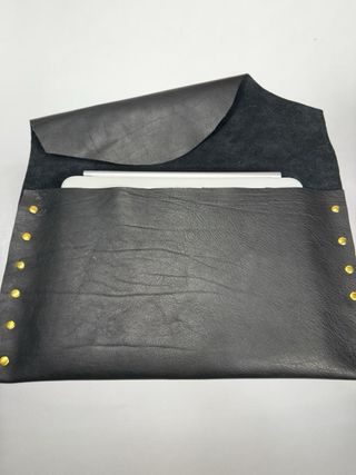 Funda cuero negro iPad 13”