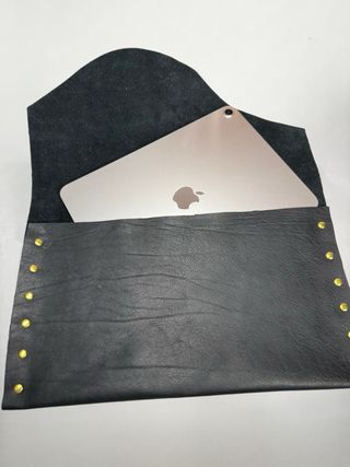 Funda cuero negro iPad 13”