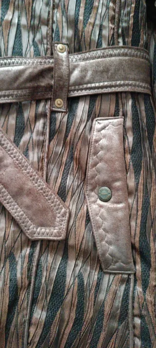 Chaqueta elegante marrón con cinturón