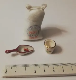 Miniaturas casa muñecas: Saco harina, pala, vaso.