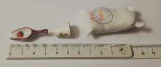 Miniaturas casa muñecas: Saco harina, pala, vaso.