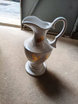 Jarra de porcelana blanca y dorada