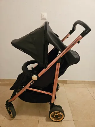 Silla de paseo negra y cobre