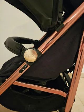 Silla de paseo negra y cobre