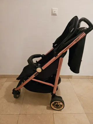 Silla de paseo negra y cobre