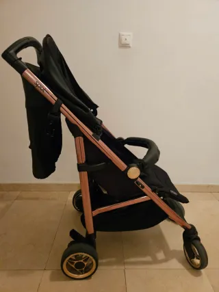 Silla de paseo negra y cobre