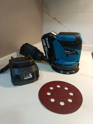 Lijadora Makita Batería + Cargador + Disco