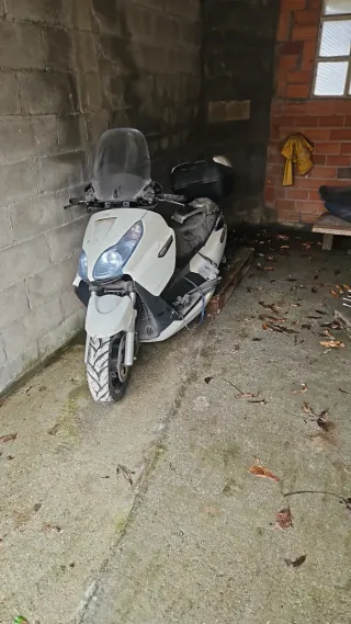 Tubo y escape y reflectantes moto
