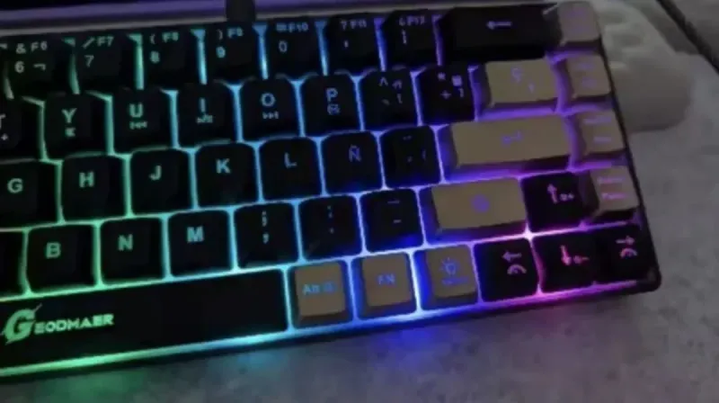 Teclado 65% GEODMAER con Ñ RGB INALÁMBRICO afbeelding 2