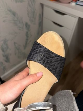 Sandalias cuña negras y plateadas