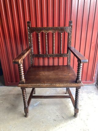Silla antigua de madera tallada