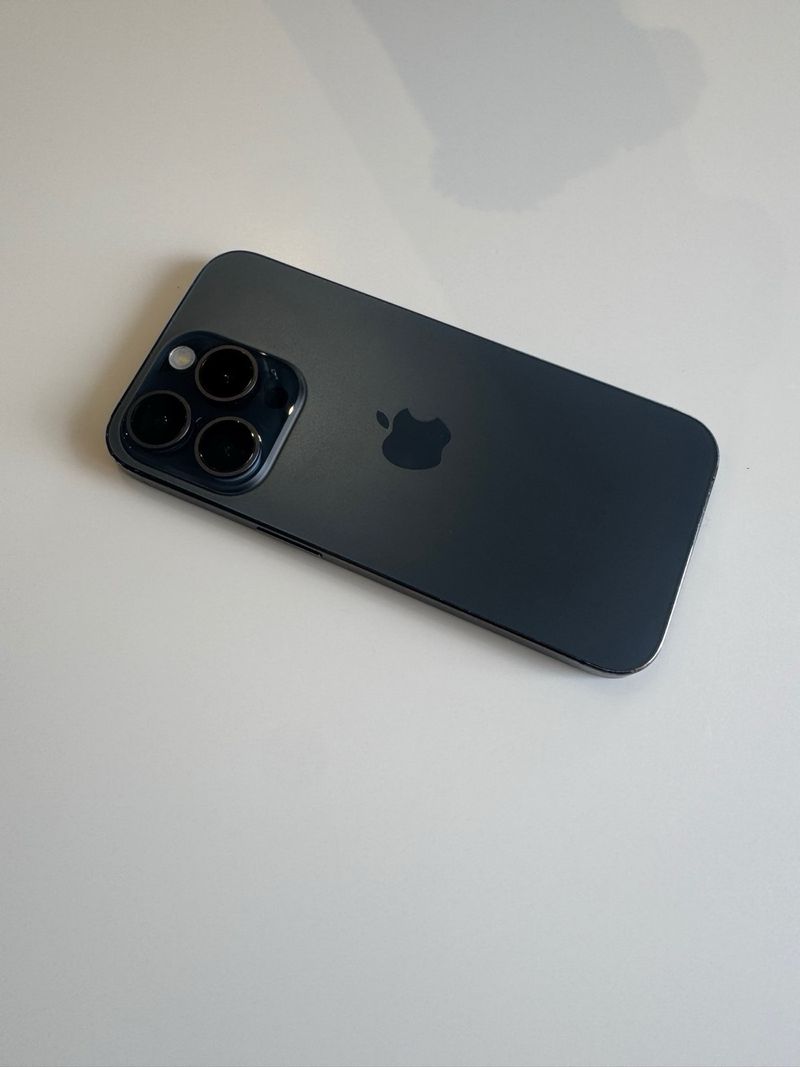 iPhone 15 Pro Azul Marino afbeelding 6