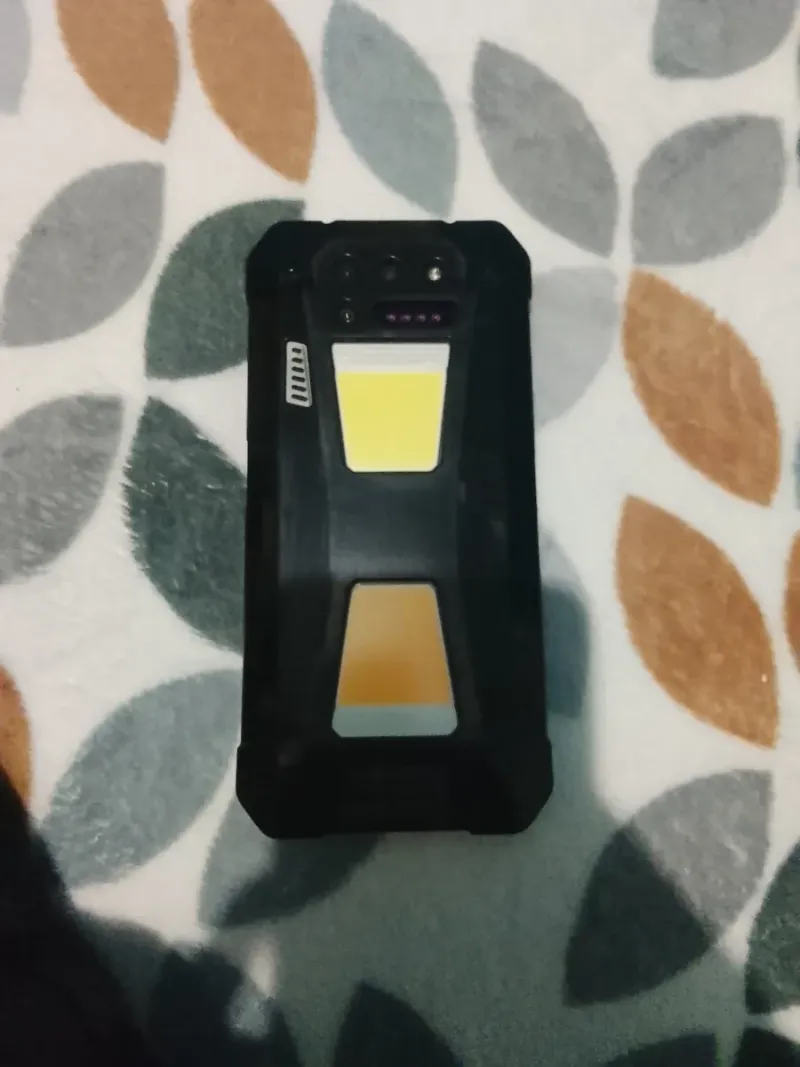 Móvil Negro y Amarillo