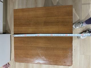 Mesita de noche alta de madera con ruedas