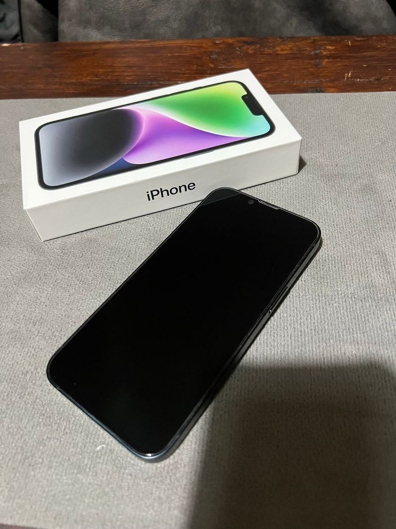 iPhone 14 Azul medianoche 128 con película protectora + cable afbeelding 3