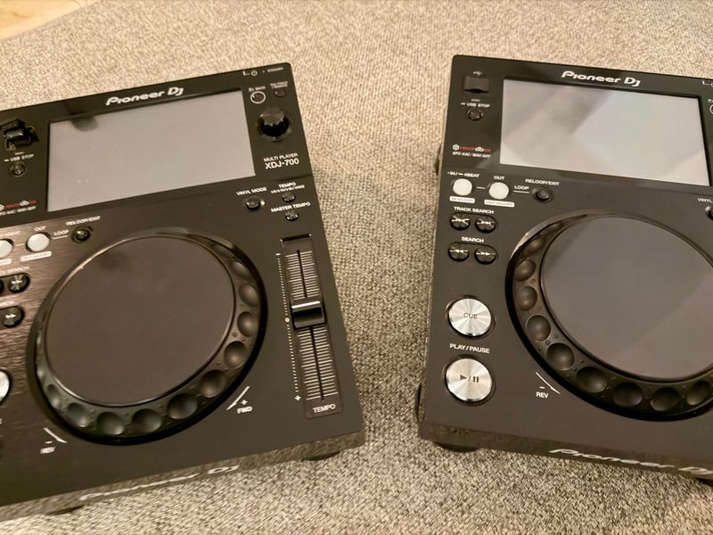 2x Pioneer XDJ-700