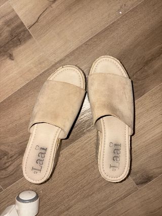 Sandalias cuña beige