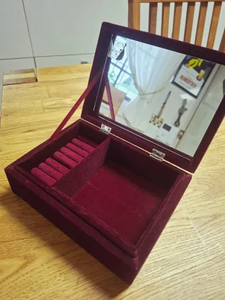 Caja joyero con tapa plateada y base burdeos