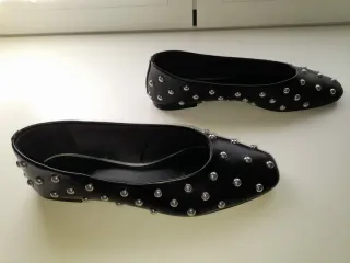 Zapatos planos negros con tachuelas